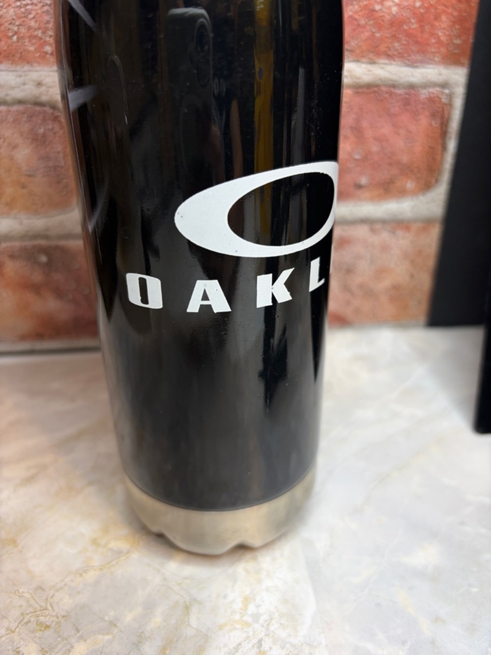 Oakley plastic &  Stainless Steel  Bottle 28oz - Picture 2 of 5